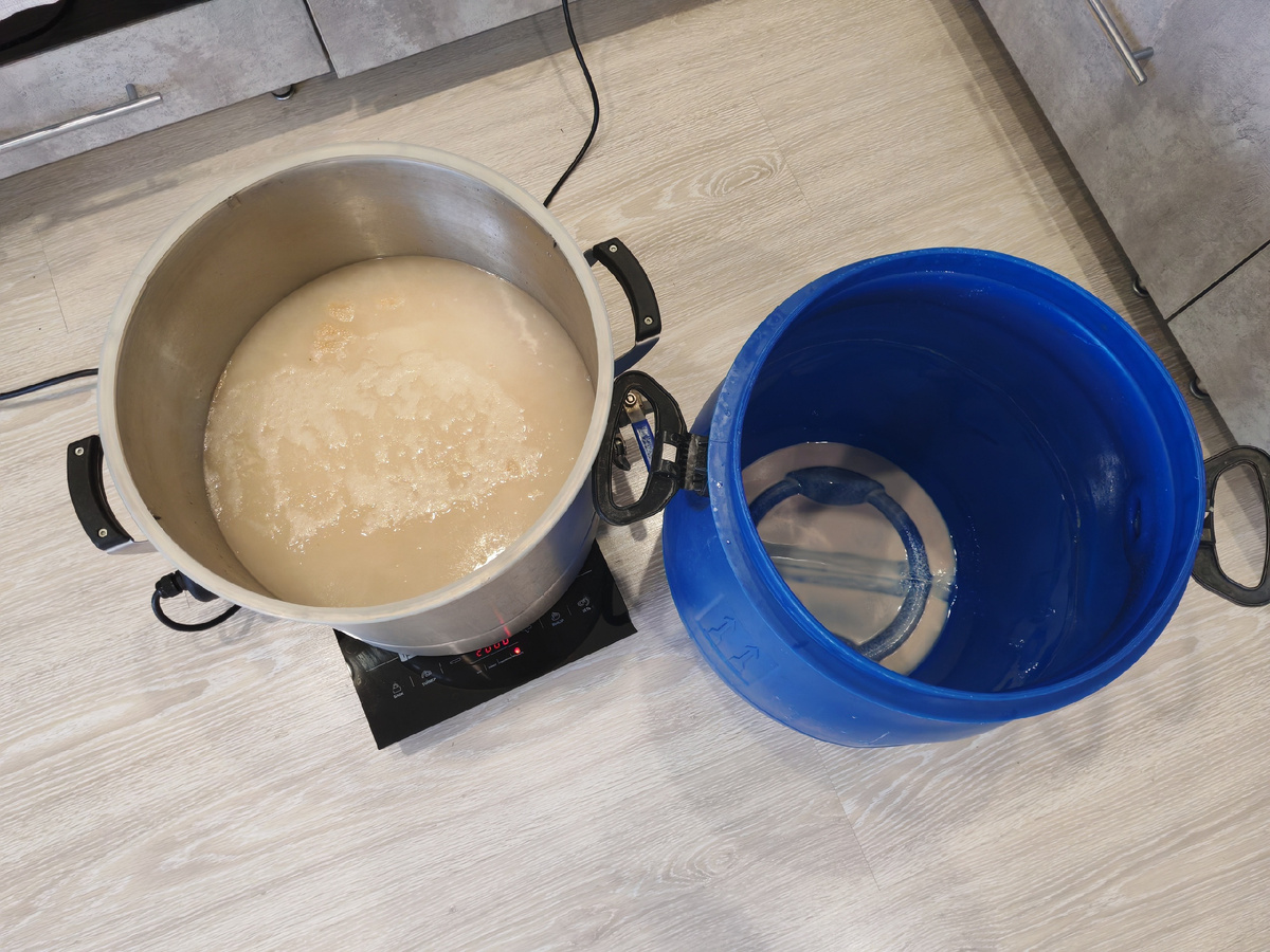 Первая перегонка браги в самогон.