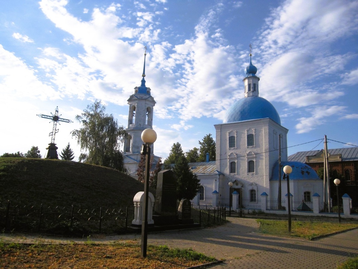 Курган (слева) и Благовещенская церковь в Зарайске