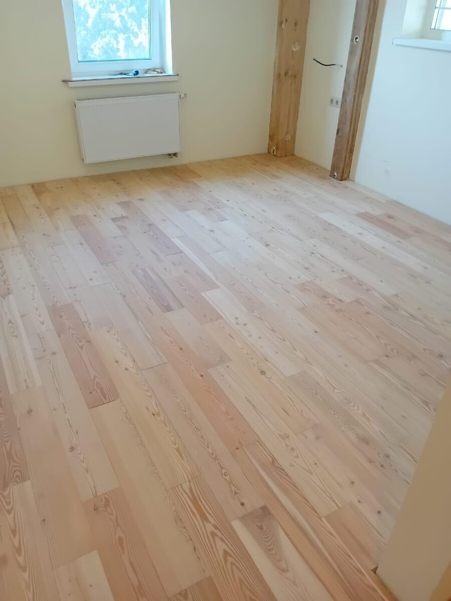 Разнородность оттенков на паркетной доске из лиственницы