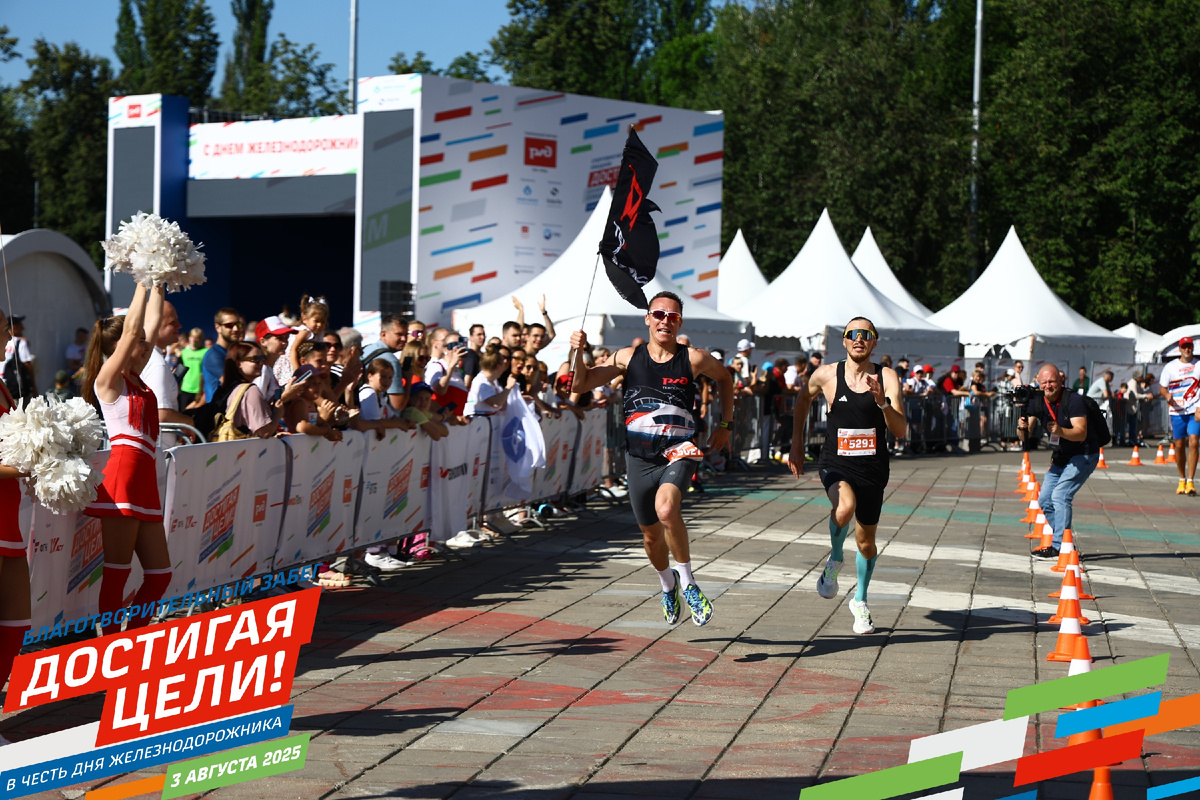 пока я пытался ускориться, человек даже флаг успел взять и помахать им (но это я ему тут помог как следует развевать)