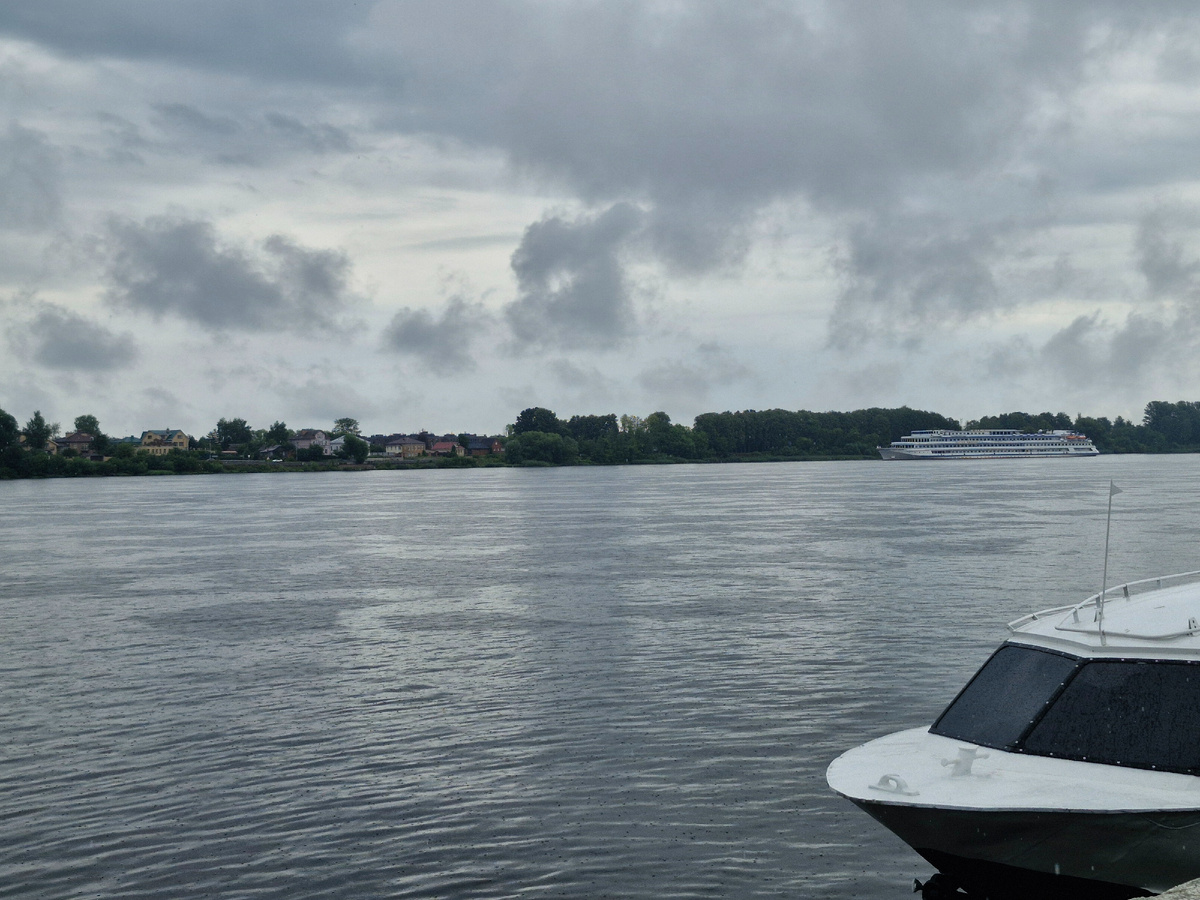 Вид на р. Волга и судно "Восходъ-2"