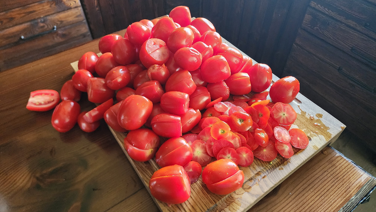 Сливки режем пополам, отрезаем плодоножки