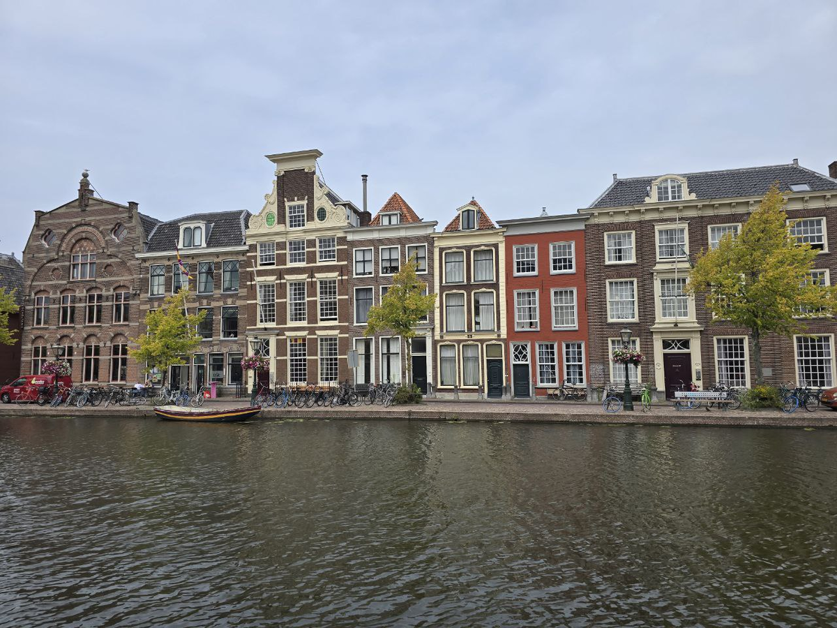 Здания и каналы прям как в Амстердаме. Кстати, интересно, что Лейден - это второй по количеству каналов город в Голландии. Больше 27 километров! Фото: Голландец в России
