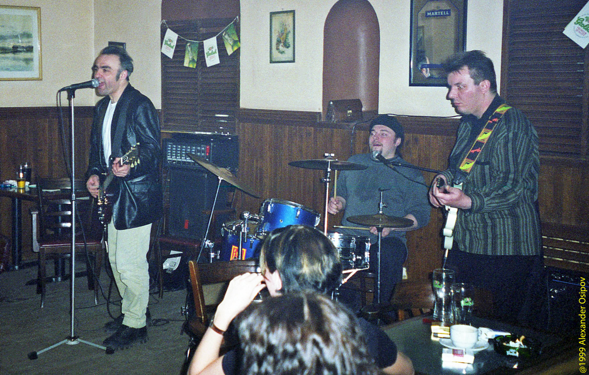 Группа Blues Cousins, слева направо: Леван Ломидзе, Вячеслав Игнатов, Андрей Кислов. Клуб Moosehead, 17 мая 1999 г.
