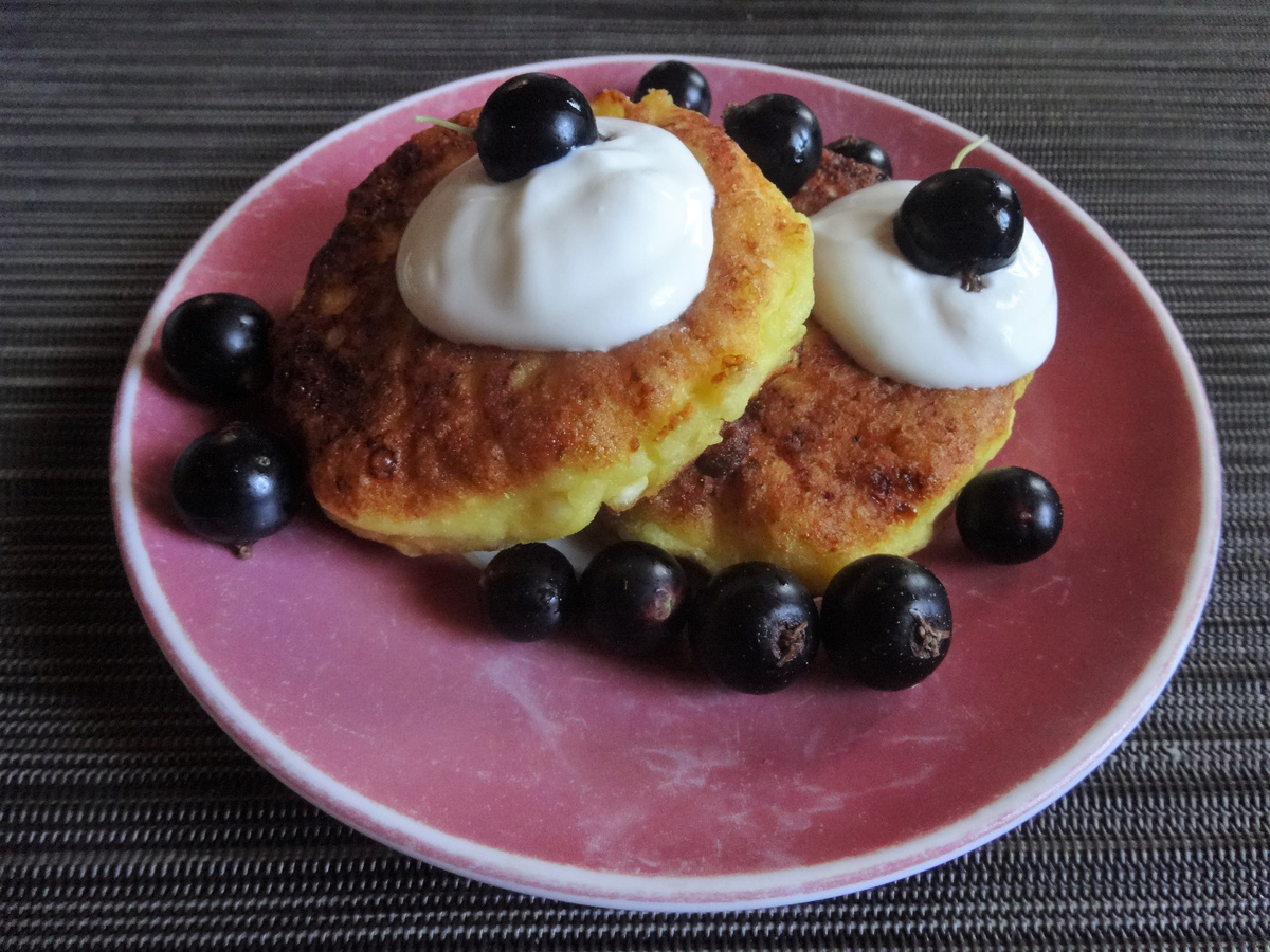 можно подать сырники с соусом или сметаной