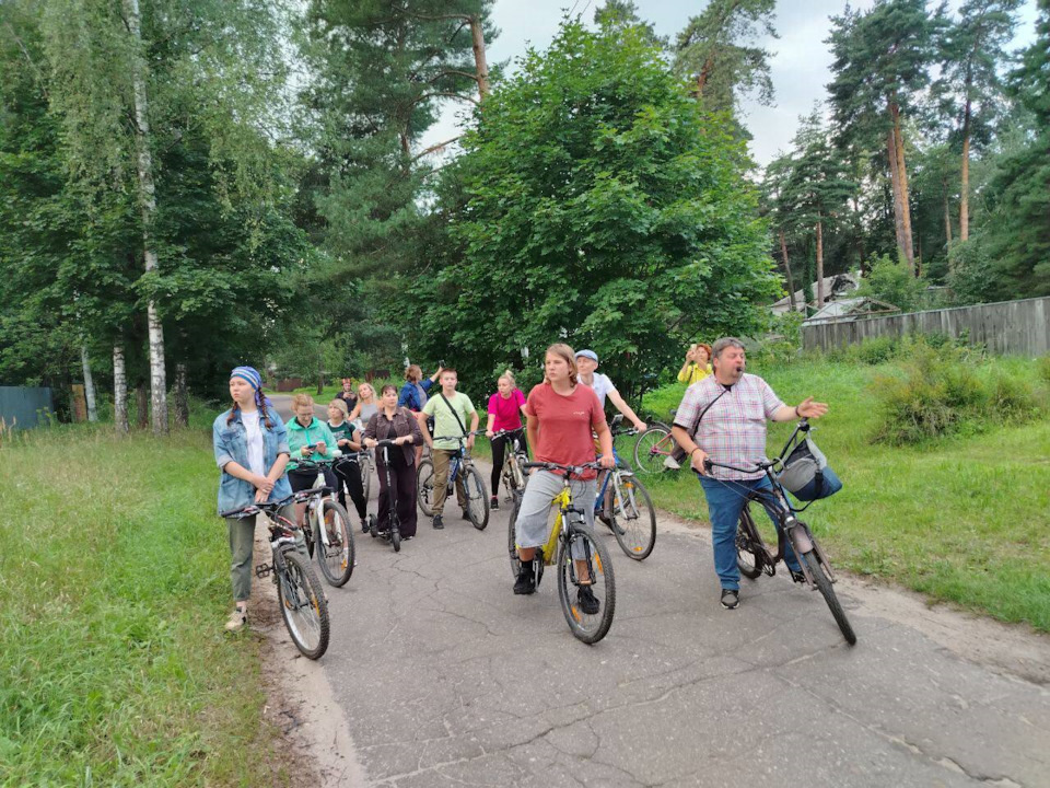 Крайний справа наш экскурсовод Роман.