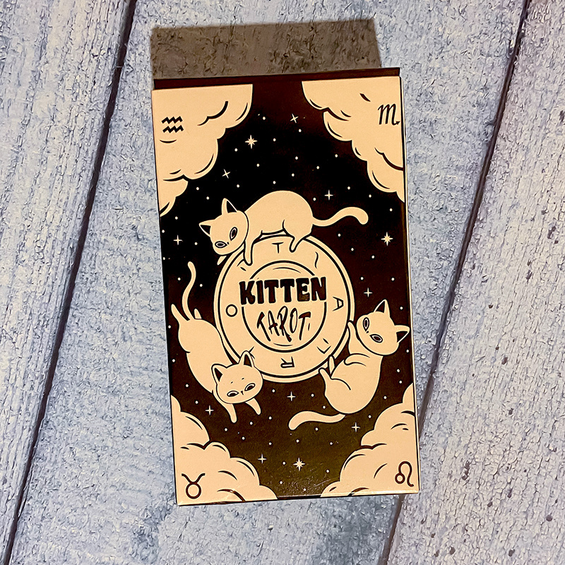 Kitten Tarot: дизайн коробки (фото моё)