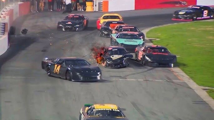    Машина Брюэра после столкновения с ограждением. Кадр видео канала Froza/YouTube