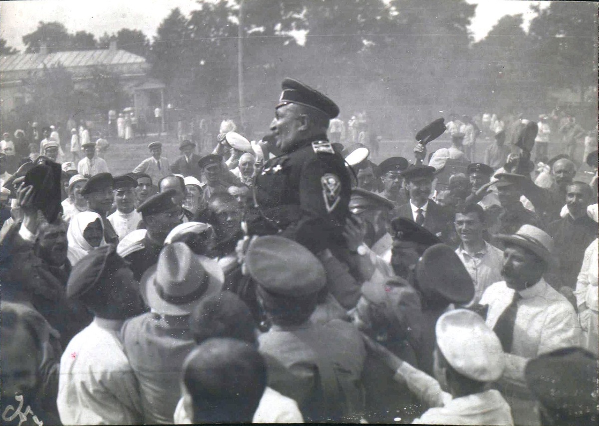 Позднее «приличная публика» радостно встречала белых... но скоро весь позитив куда-то улетучивался. 