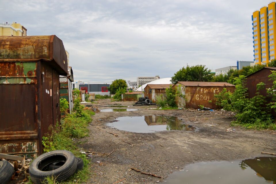    Оставшиеся гаражи на парковой территории. Источник: Виталий Барабаш/"Толк"