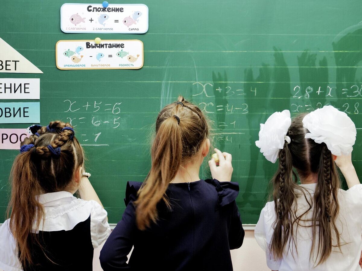    Ученицы на уроке математики в школе© РИА Новости / Сергей Пятаков