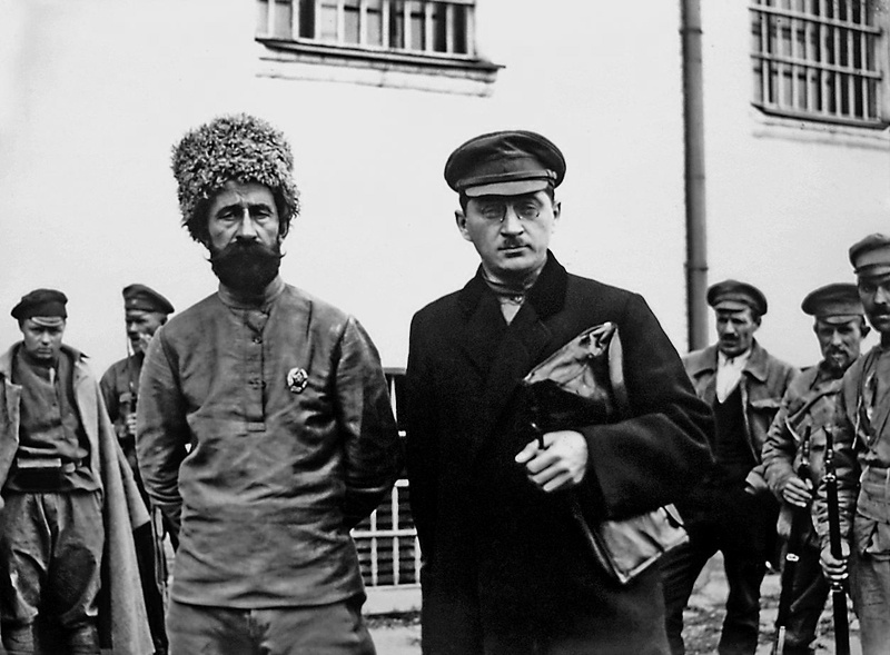 Ф. К. Миронов во время заседания чрезвычайного трибунала в Балашове. Справа — защитник Миронова, юрисконсульт Балашовского юридического кооператива Н. Рыбаков. Октябрь 1919 года. 