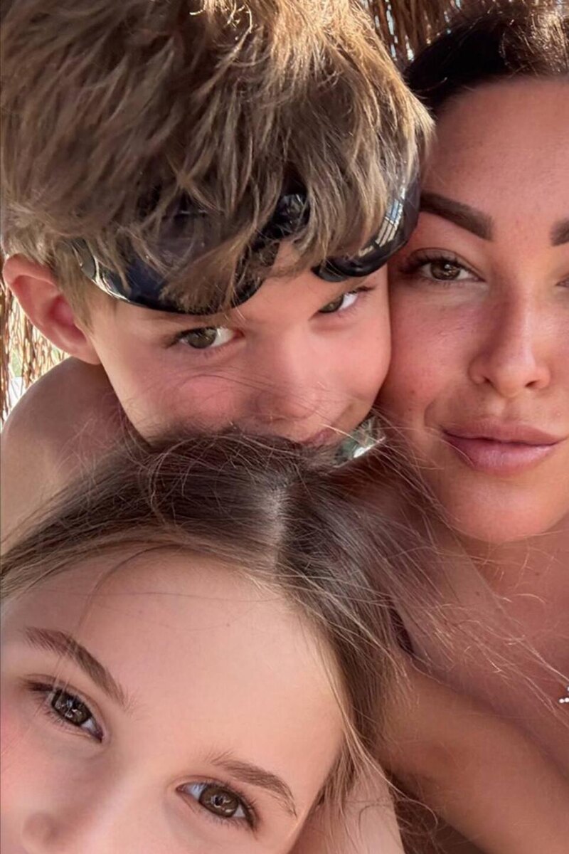    Ирина Дубцова с детьми Ивана Петренко соцсети