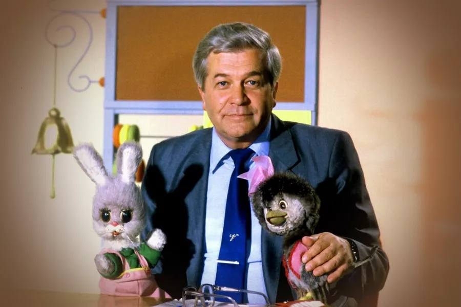 Владимир Ухин с героями передачи «Спокойной ночи, малыши!». Фото rus.team