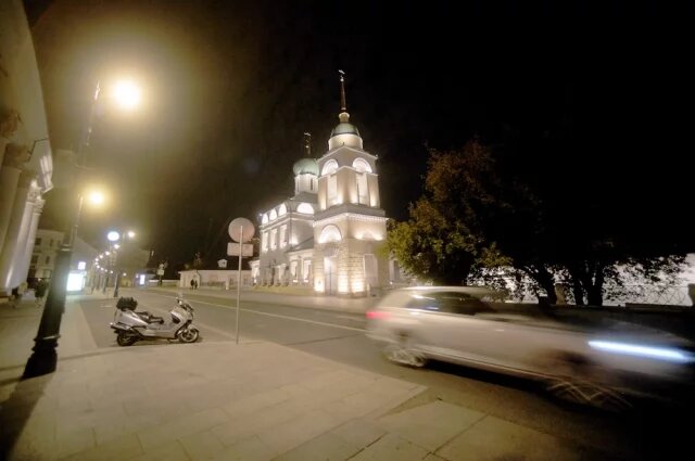    Почему московская улица называется Варварка?