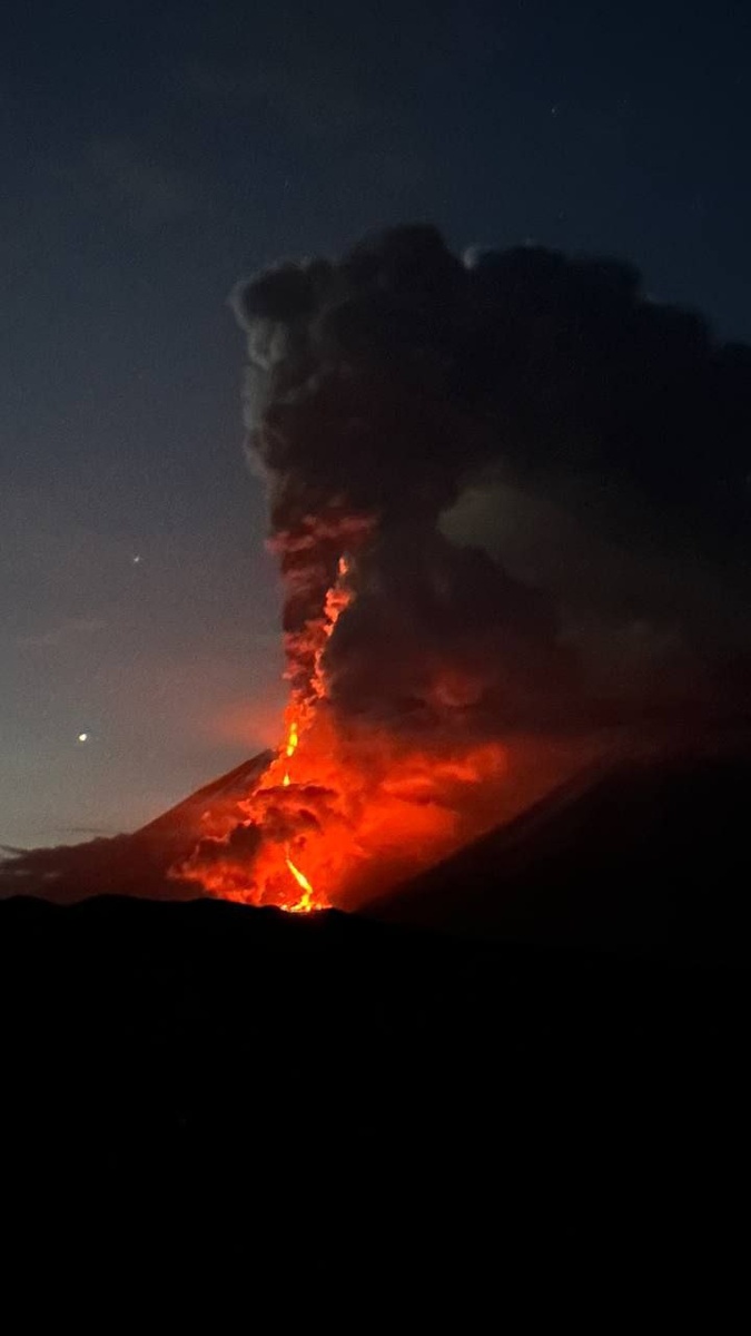Вулкан Ключевская сопка. Место съемки - поселок Ключи, 10 августа 2025 года
