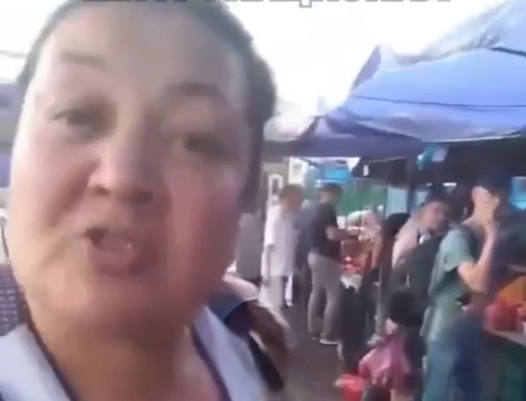 На защиту обвесившей покупателя торговки встали ее товарки. Фото: Многонационал