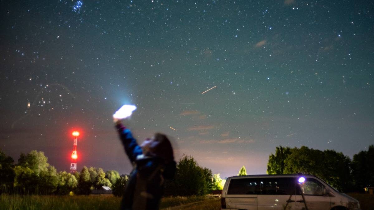    Звездопад лучше наблюдать за чертой города, пик метеорного потока наступает около двух часов ночи / Фото: Альберт Гарнелис / ТАСС