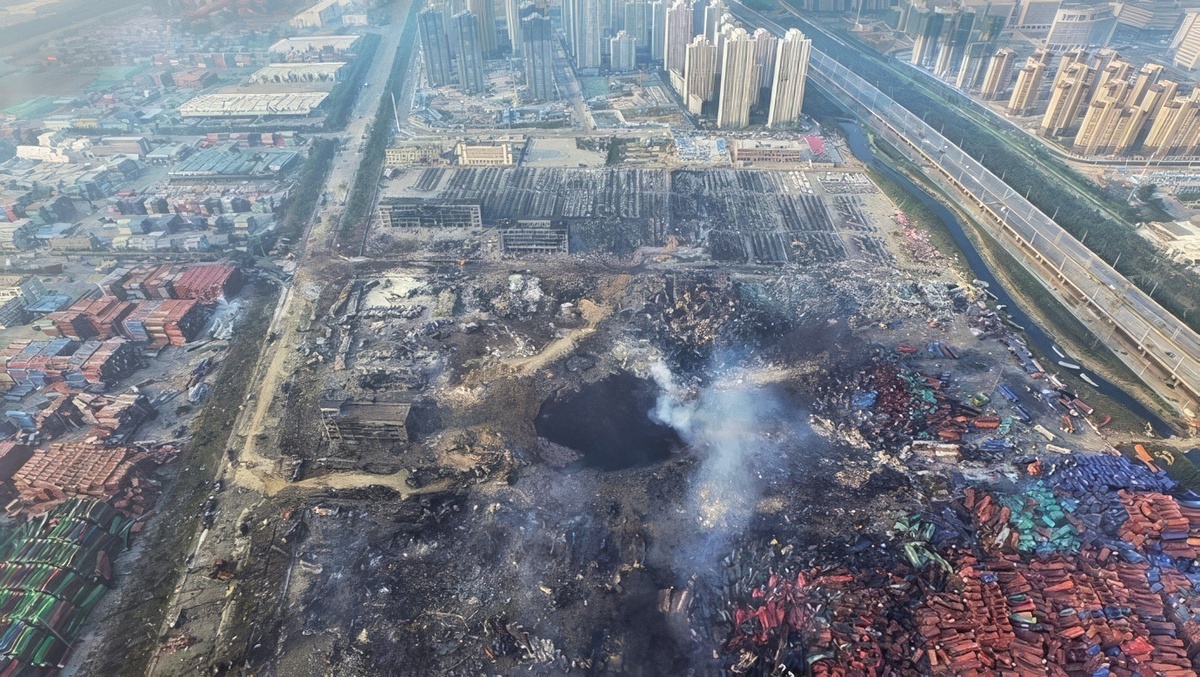 Воронка диаметром 90 метров в эпицентре взрыва в порту Тяньцзиня