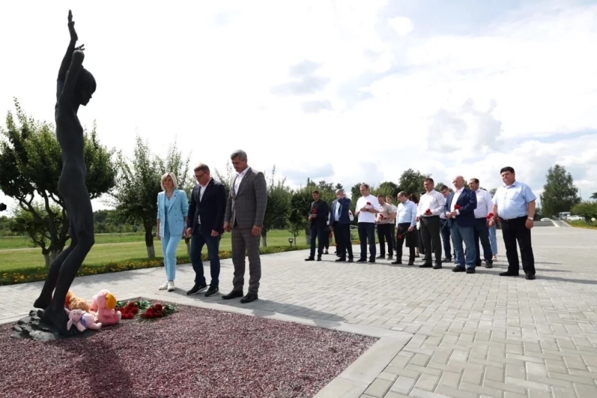    Текслер почтил память жертв фашизма в годы Великой Отечественной войны