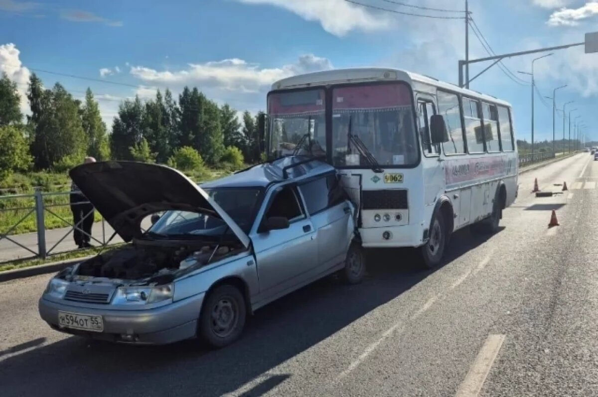    В Омской области автобус ПАЗ въехал в легковушку