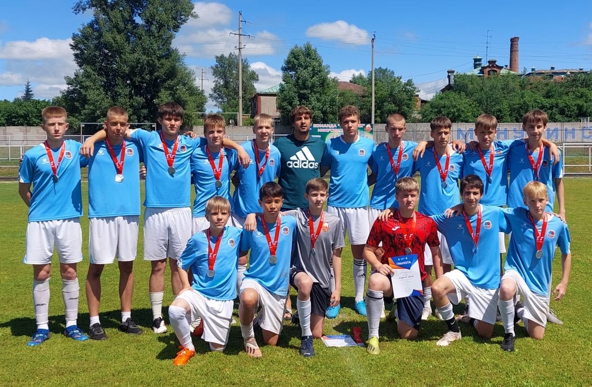 Сейчас Илья (второй справа в нижнем ряду) участвует в турнирах на городском уровне в Минусинске