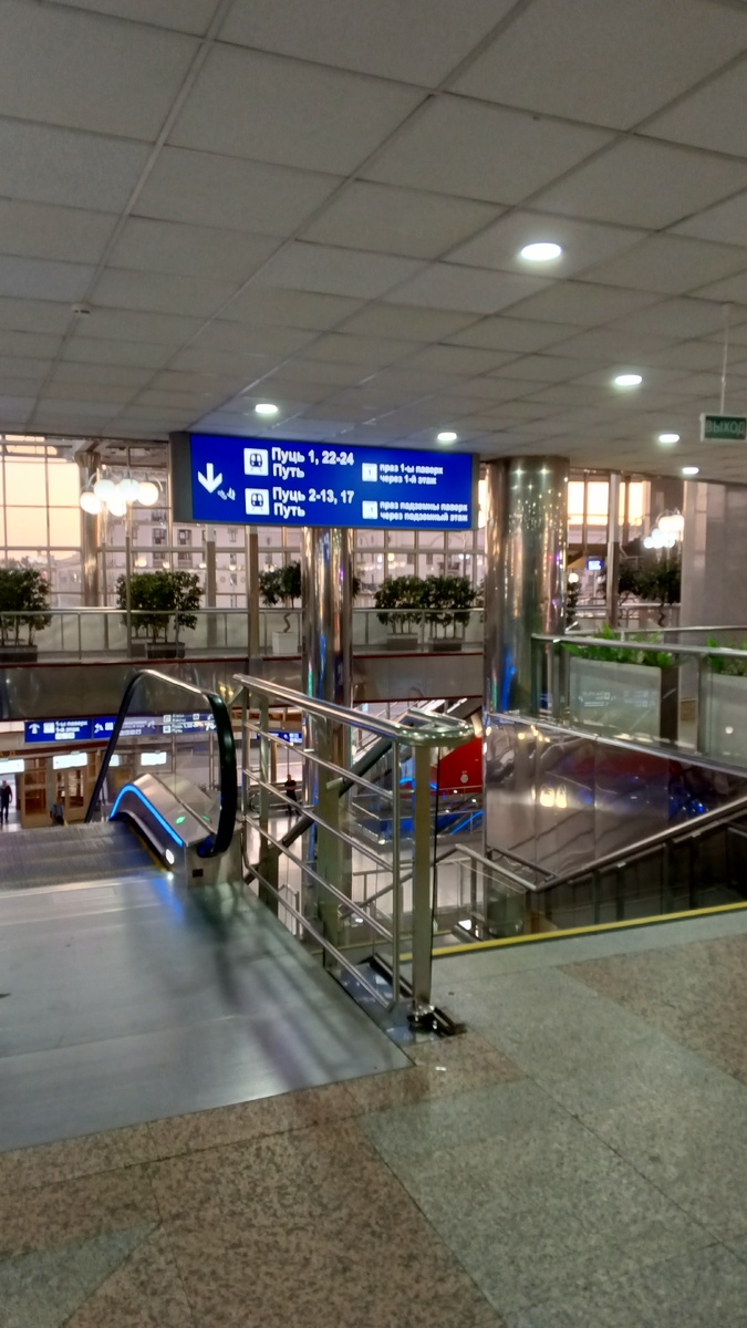 фото автора: передвигаться с этажа на этаж можно на эскалаторе