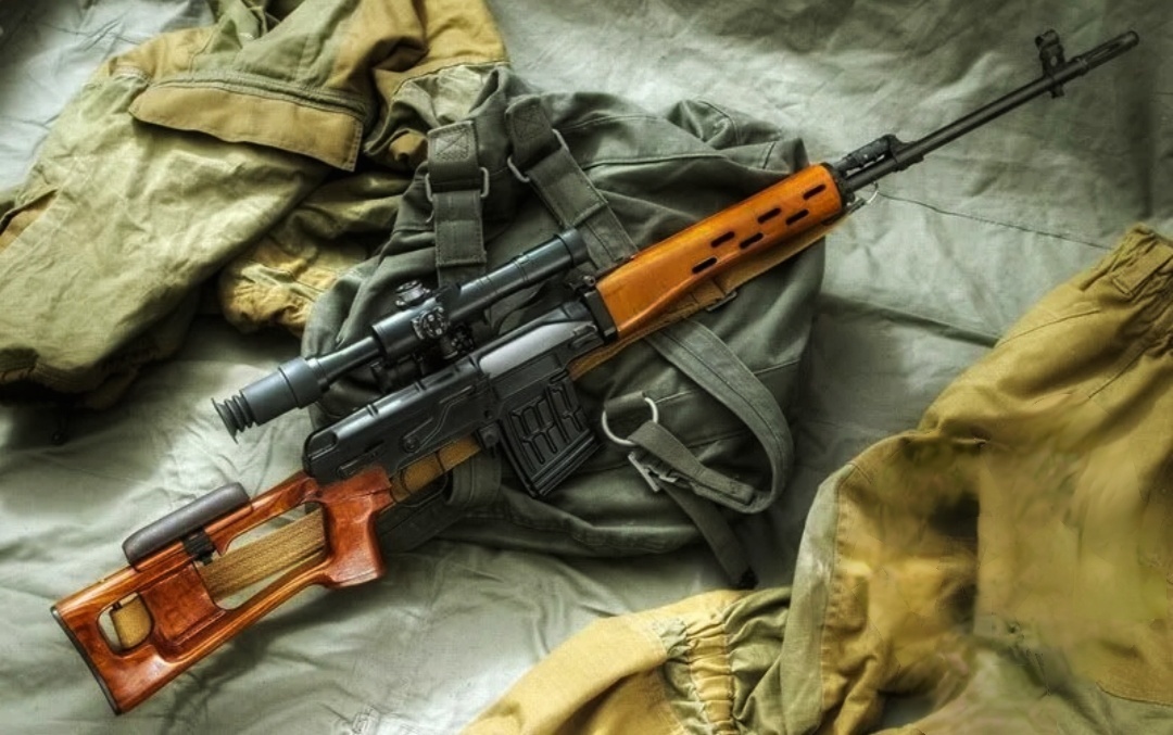 В мире огнестрельного оружия есть модели, которые вызывают одновременно восхищение и уважение. Одна из таких — винтовка СВД (Снайперская Винтовка Драгунова). Американские эксперты не скрывают своего интереса к этому легендарному оружию, а некоторые даже называют её «смертоносной и изящной». Почему так? Давайте разберёмся вместе.