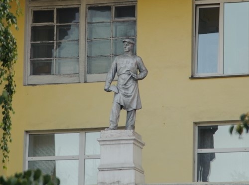 Памятник строителю. Дом советов Барнаул.