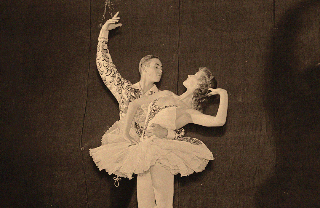 Учащиеся Хореографического училища ГАБТ в сцене из балета А.Глазунова "Раймонда"; в роли Раймонды - Н.И.Рыженко / г. Москва. 1955-1956 гг. / Фотограф: Воротынский А. / РГАКФФД. Арх.№ 1-121548