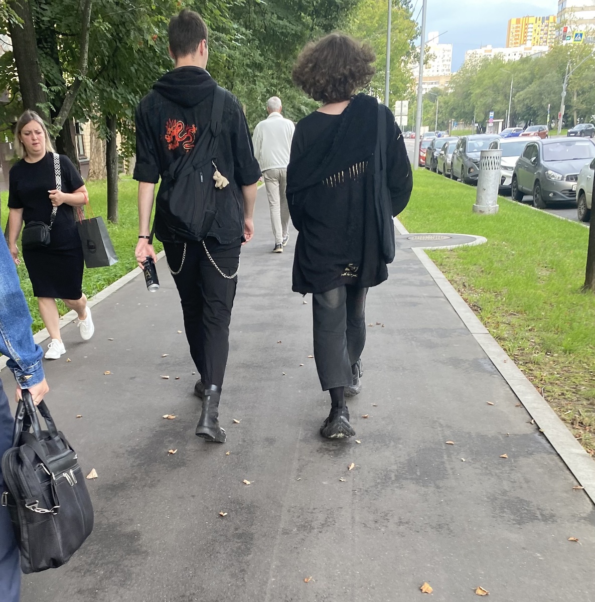 Современная мода на большую обувь.