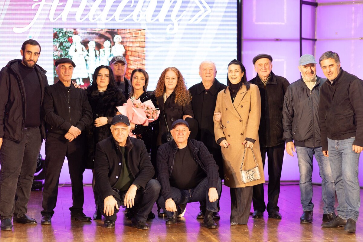 Беслан Симсим, Радик Гагулия, Астанда Дасаниа, Леварс Ампар, Аида Маландзиа, Мадина Барцыц, Славик Амичба, Гунда Акаба, Игорь Гагулия в верхнем ряду, сидят - Давид Дасаниа и Даур Герия. Сухум, концерт, организованный Аидой Маландзиа, где выступали дети, подготовленные Аидой Маландзиа