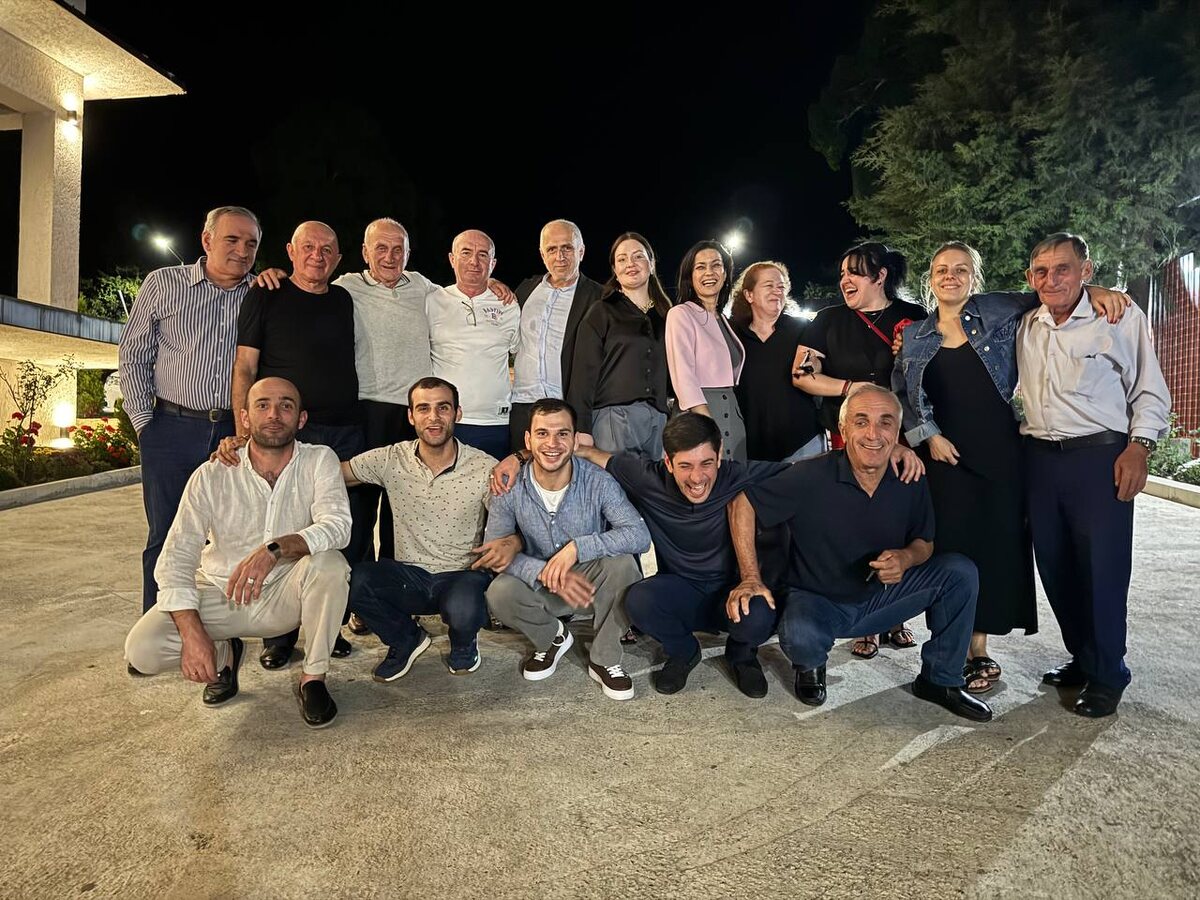 Дружный и сплочённый коллектив Международного Проекта "Кавказ - наш общий дом". В верхнем ряду: Адгур Сангулия, Даур Герия, Игорь Гагулия, Леварс Ампар, Давид Дасаниа, Анастасия Коровякова, Гунда Акаба, Мадина Барцыц, Астанда Дасаниа, Ирина Фицайло и Нугзар Салакая. В нижнем ряду: Гудал Хагба, Баграт Дасаниа, Денис Сангулия, Дамир Барцыц и Радик Гагулия