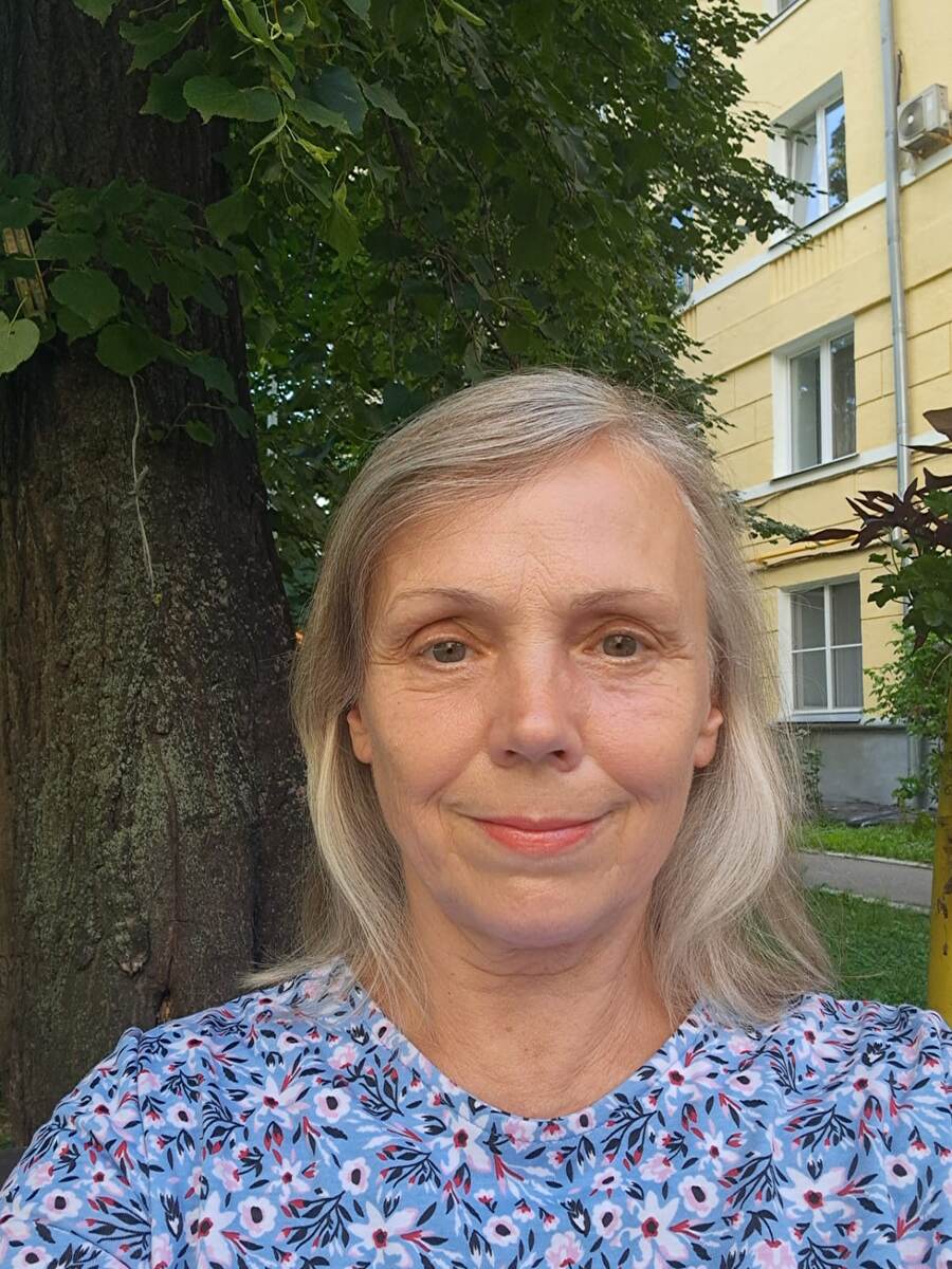 Я во дворе у офиса Оксаны Халваши. Жду приема.