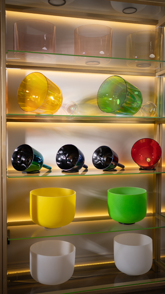 Кристаллические чаши в шоуруме Sound Healing Center 