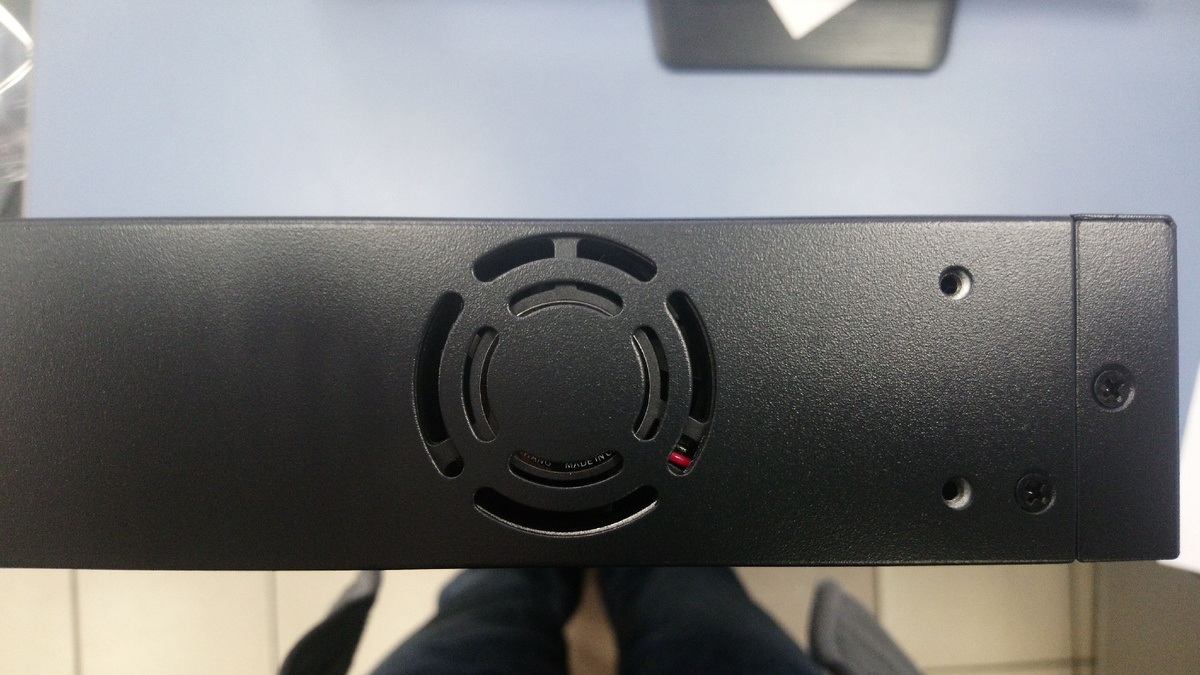 На фото "окошко" вентилятора, за которым нужно следить.