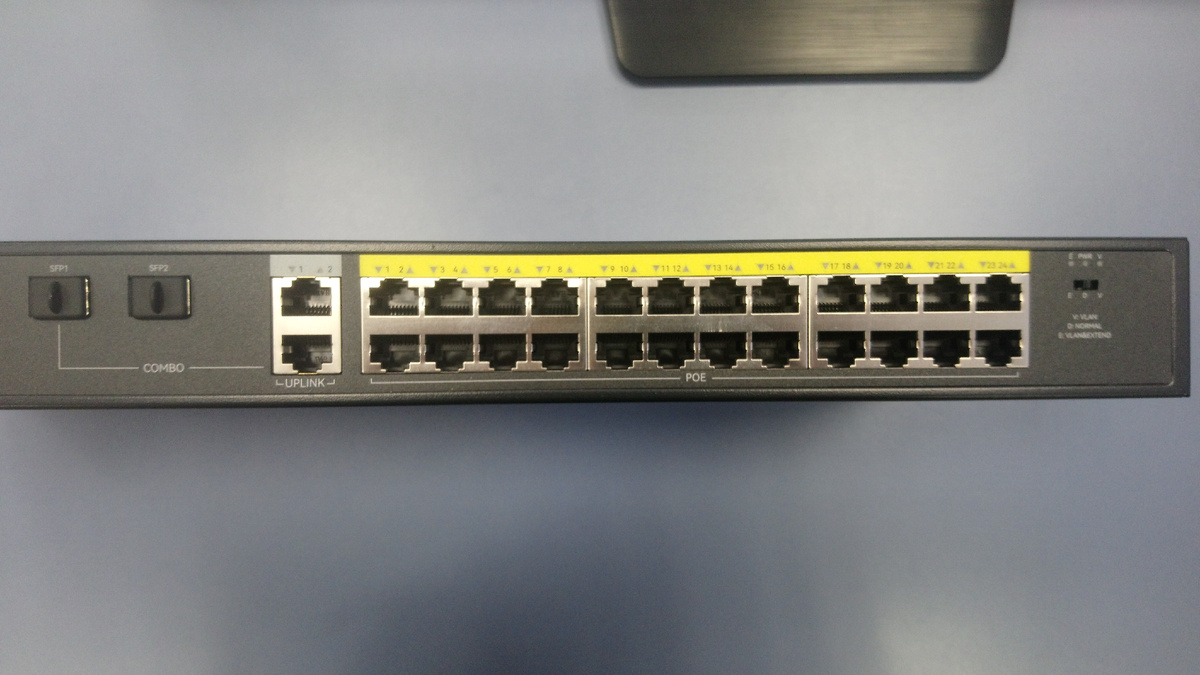 Слева прикрытые заглушками, разъёмы под оптические модули.