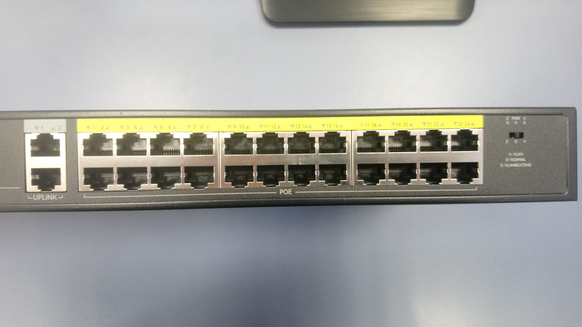 Порты РоЕ под жёлтой планкой.