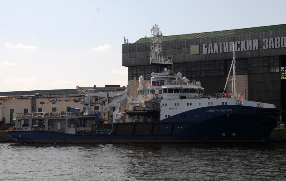 Достраивающийся для ВМФ России морской буксир «Капитан Ушаков» (заводской номер 414) проекта 23470 у стенки АО «Балтийский завод» в Санкт-Петербурге. Картинка взята из открытых иточников интернета.