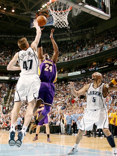 Андрей Кириленко блокирует величайшего Коби Брайанта 