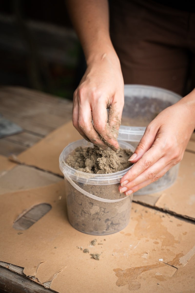 Влажным песком наполняем ведерко