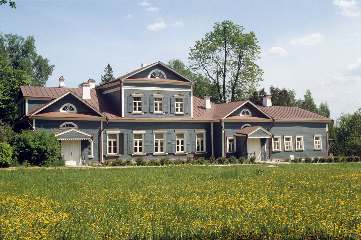    Главный дом усадьбы был построен в конце XVII и перестроен в XIX веке / Юрий Сомов / РИА Новости