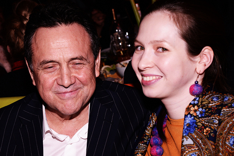    14 мая 2022-го на 75-м году жизни остановилось сердце «русского Паваротти» Рената Ибрагимова. У него осталась молодая вдова Светлана Ибрагимова (на фото справа) с четырьмя малолетними детьми на руках.   
Фото: © Anatoly Lomokhov / Global Look Press / www.globallookpress.com