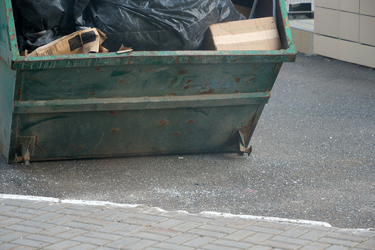    Когда 7-го числа корреспондент «БИЗНЕС Online» прибыл на место, то о случившемся «окнопаде» на территории жилого комплекса напоминали многочисленные осколки и белые царапины на асфальте. Особенно их было много у мусорного контейнера, куда выбрасывали упавшие окна..   
Фото: Руслан Габидуллин