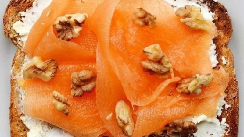     Дыня, грецкие орехи, козий сыр. buzzfeed.com