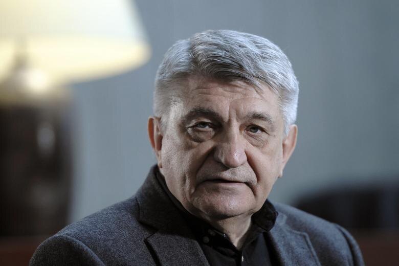 Советский и Российский кинорежиссер. Среди его наиболее значимых работ — «Русский ковчег» (2002), снятый одним непрерывным кадром, «Фауст» (2011), получивший «Золотого льва» на Венецианском кинофестивале.