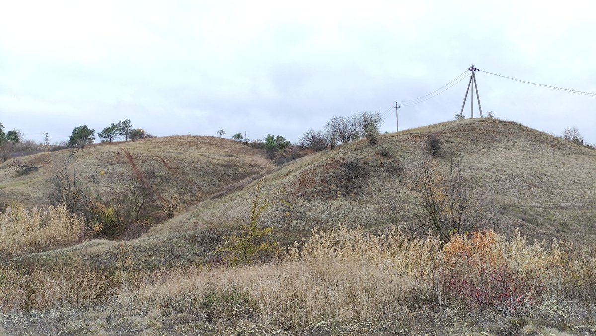 Кругом овраги и холмы, очень непривычно что такие виды можно найти в городе