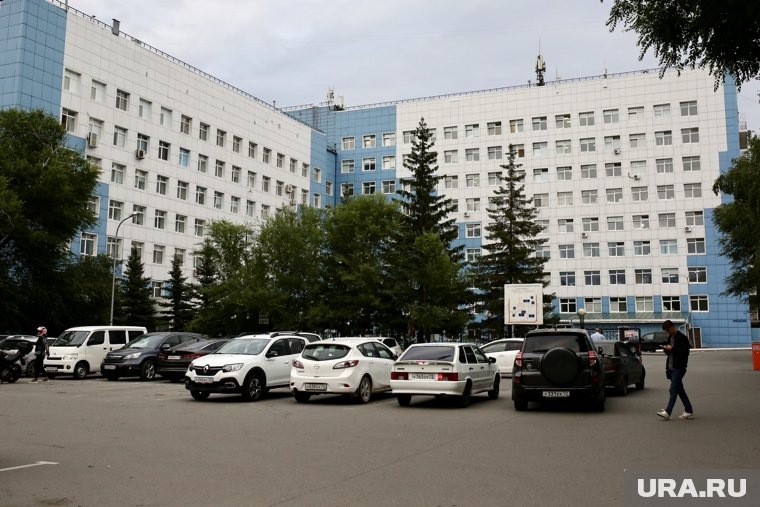    Мужчина находился в палате один и сумел разблокировать систему защиты окна