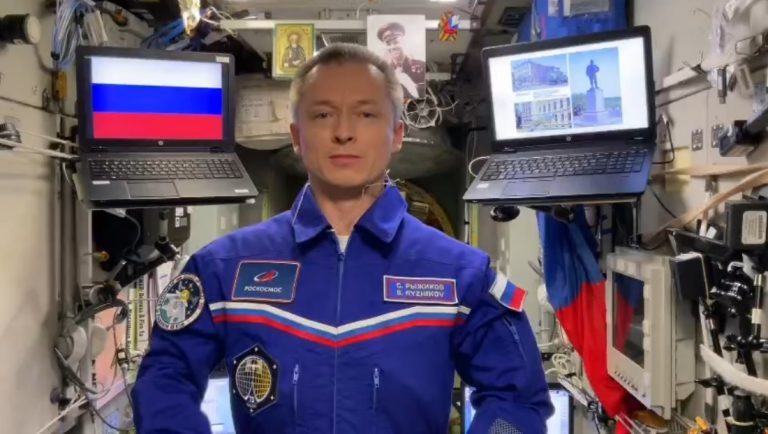    Выпускников оренбургской лётки поздравили из космоса Антон Пичурин