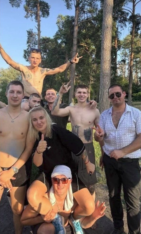    Секретарь Святошинского суда Киева позировала на фоне свастики в компании «азовцев»